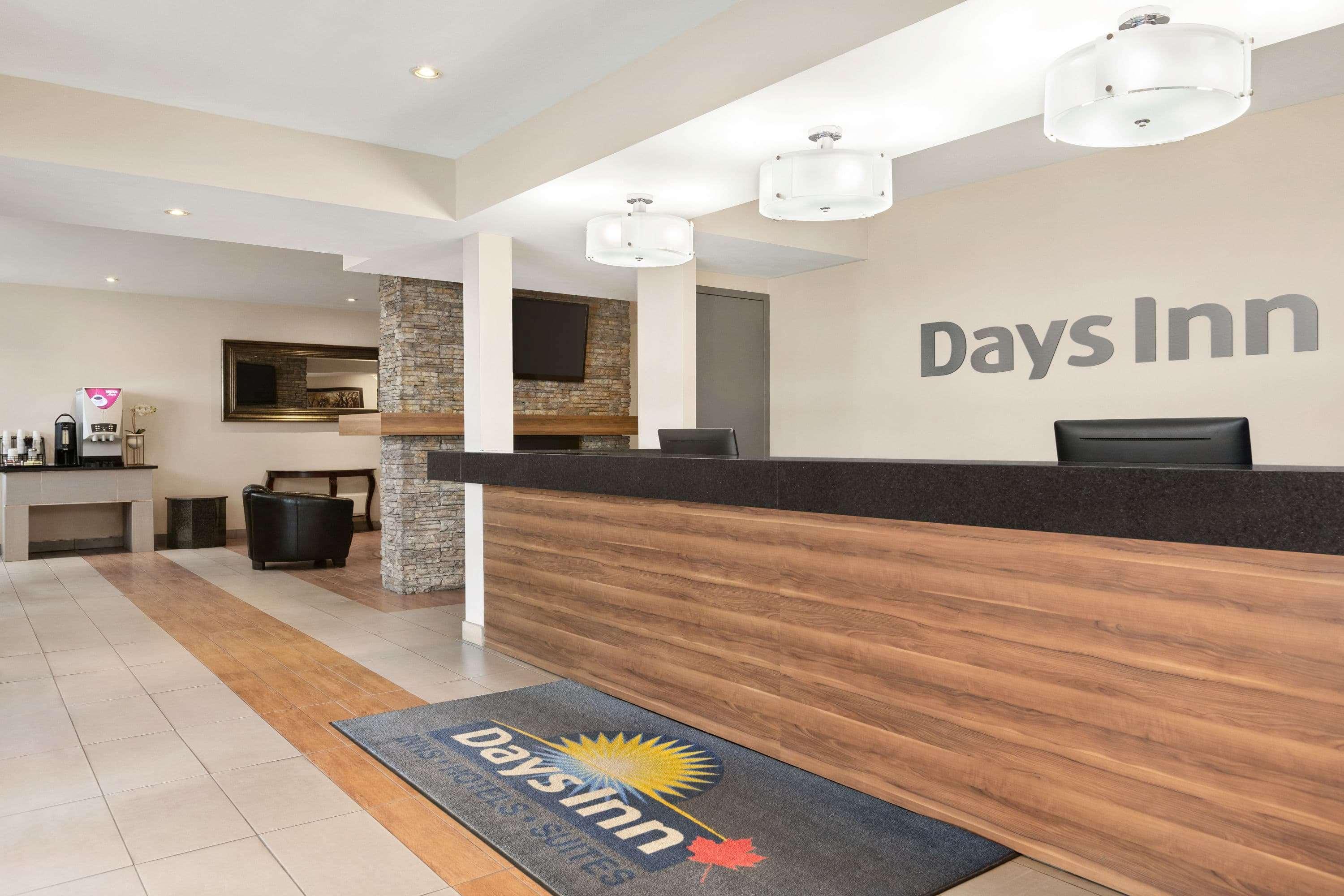 Days Inn By Wyndham Montreal East Exteriör bild